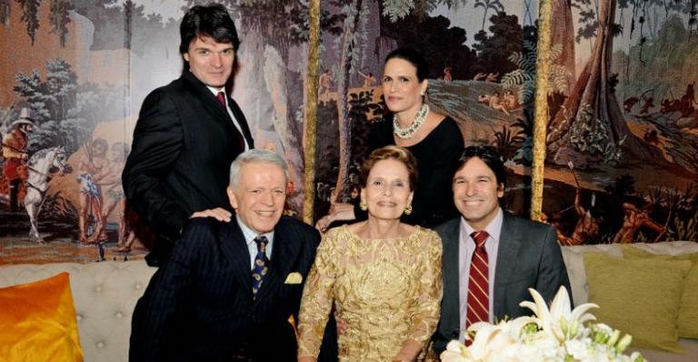 Sergio e Maria Helena festejam 50 anos de casados entre os filhos Eduardo, Mika e Sergio - -