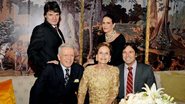 Sergio e Maria Helena festejam 50 anos de casados entre os filhos Eduardo, Mika e Sergio - -