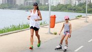 Cynthia Howlett corre na Lagoa Rodrigo Freitas no Rio ao lado da filha - JC Pereira/AgNews