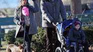 Gisele Bündchen se diverte com a família em parque no Natal - AKM-GSI / AKM-GSI