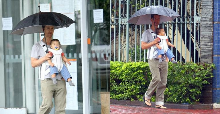 Matthew McConaughey passeia com o caçula em BH - Gabriel Reis e Delson Silva / Ag. News