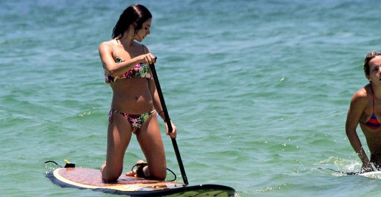 Isis Valverde pratica stand up paddle em praia do Rio de Janeiro - Photo Rio News