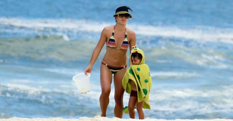 Juliana Knust mostra corpo sarado na praia da Barra da Tijuca no Rio - Dilson Silva / AgNews