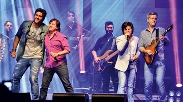 Victor e Leo recebem Chitãozinho e Xororó durante show em São Paulo - Caio Duran/AgNews