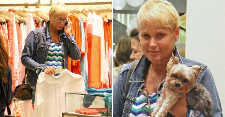 Xuxa usa look descontraído para fazer compras em shopping carioca - Marcus Pavão / AgNews