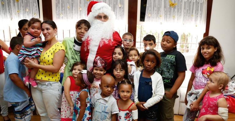 Luigi Baricelli vira Papai Noel para alegrar crianças portadores de câncer - Felipe Assumpção/AgNews