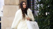 Tatiana Santo Domingo usa casaco de pele branca e look todo preto para enfrentar inverno - The Grosby Group