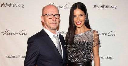 Paul Haggis é recepcionado pela top Adriana Lima em noite solidária em NY - Mike Lawrie/Getty Images