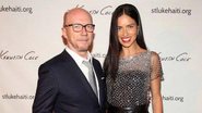 Paul Haggis é recepcionado pela top Adriana Lima em noite solidária em NY - Mike Lawrie/Getty Images