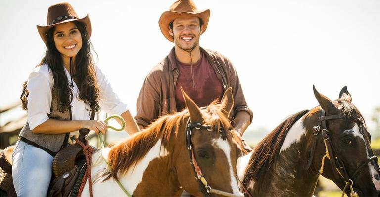 Camilla Camargo e o ator Fernando Rodrigues na novela 'Em Família' - TV Globo / João Miguel Júnior