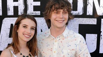 Emma Roberts e Evan Peters, protagonistas de 'American Horror Story', estão noivos - Getty Images