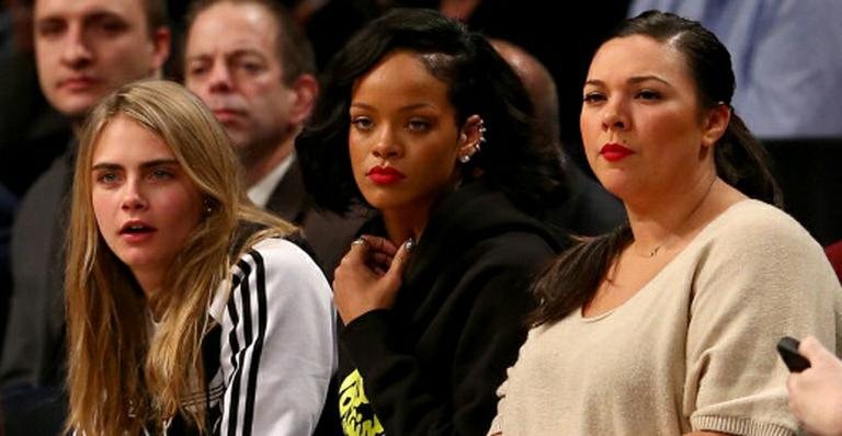 Rihanna e Cara Delevingne assistem juntas a jogo de basquete - Elsa/Getty Images