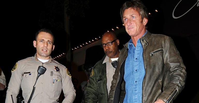 Sean Penn sai escoltado por policiais de restaurante para evitar briga com paparazzi - AKM-GSI/Splash