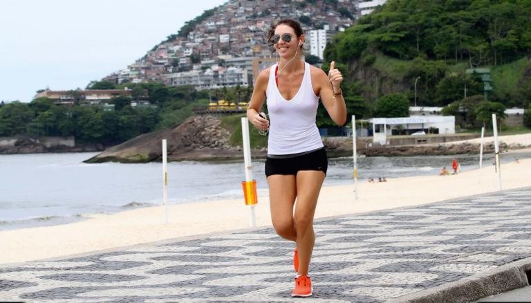 Glenda Kozlowski corre na orla da zona sul do Rio de Janeiro - André Freitas/ AgNews