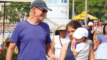 Marcos Caruso passeia pelo Leblon com o neto caçula e a nora - Fábio Mareno/ Photo Rio News