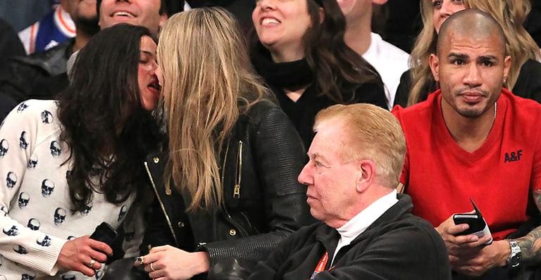 Michelle Rodrigues tenta beijar Cara Delevingne na boca durante jogo de basquete - AKM-GSI/Splash