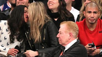 Michelle Rodrigues tenta beijar Cara Delevingne na boca durante jogo de basquete - AKM-GSI/Splash