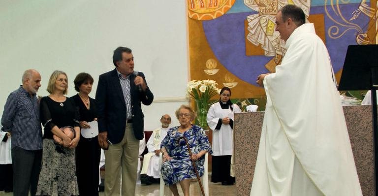 Com o casal Edison Paes de Melo e Irene Ravache, sua Lidiane e a atriz Etty Fraser, Tony parabeniza o religioso - Marcos Antonio Pedro E Jaime Miguel