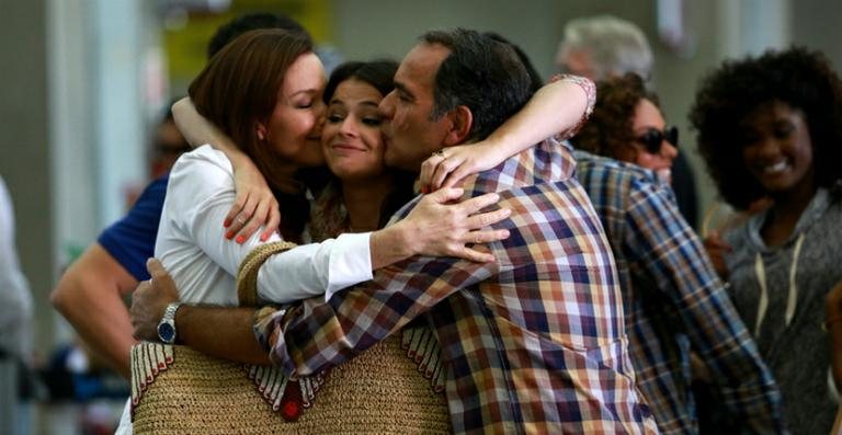 Bruna Marquezine, Julia Lemmertz e Humberto Martins gravam Em Família no aeroporto - Claudio Andrade/ FotoRioNews