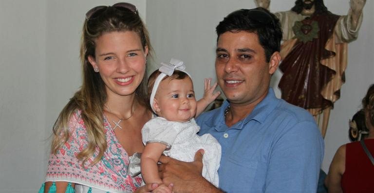 Debby Lagranha e o marido, Leandro Amieiro, batizam a filha, Maria Eduarda - Marcello Sá Barreto/ AgNews