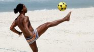 Ronaldinho Gaúcho exibe corpo sarado em praia do Rio de Janeiro - Foto RioNews