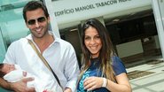 Henri Castelli deixa a maternidade com a mulher e filha, Maria Eduarda - Manuela Scarpa/Foto Rio News