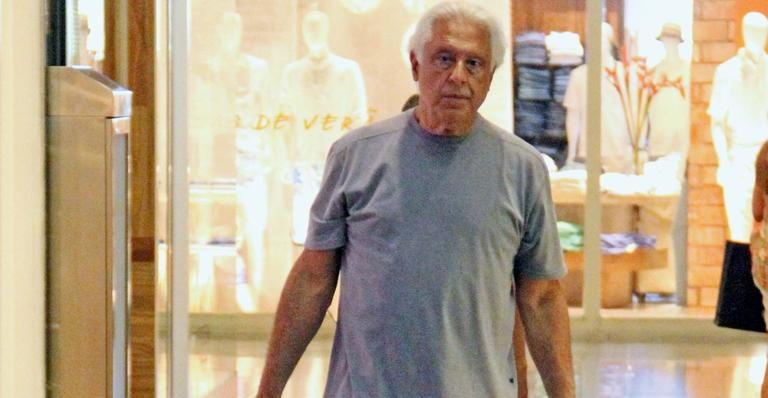 Antonio Fagundes passeia em shopping carioca em dia de folga das gravações - Marcus Pavão/AgNews