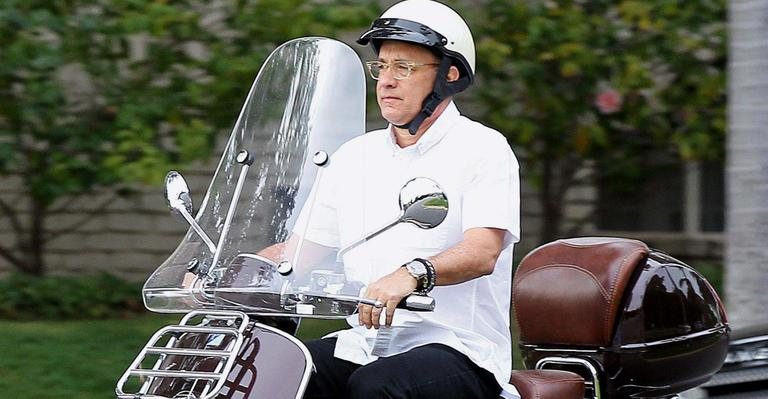 Tom Hanks anda com lambreta que comprou ao filho em Los Angeles - Ramey Photo/ The Grosby Group