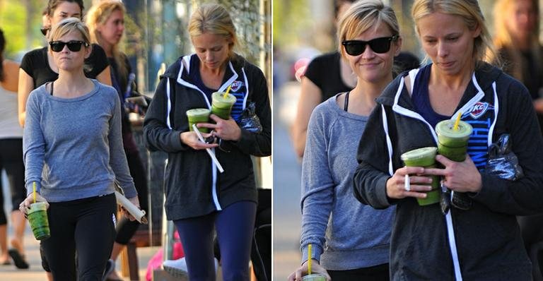 Reese Witherspoon e Naomi Watts tomam suco verde - Foto-montagem