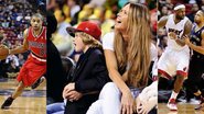 Elle Macpherson leva o filho para assistir uma partida de basquete - Steve Mitchell/ USA Today Sports