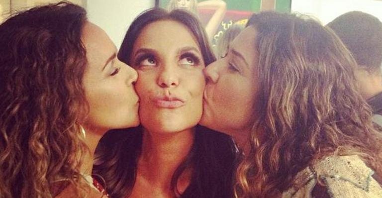 Ivete Sangalo ganha beijo de Daniela Mercury e Malu durante festa em Salvador - Instagram/Reprodução