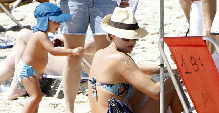 Luana Piovani curte dia na praia com o filho, Dom - Gil Rodrigues / Foto Rio News