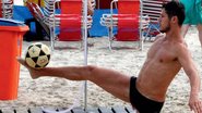 José Loreto mostra suas habilidades no futevôlei em praia do Rio - Marcos Ferreira/ Photo Rio News