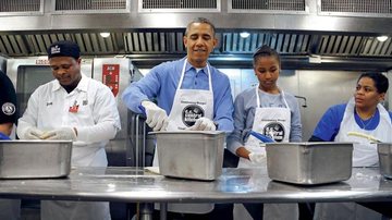 Obama e sua caçula preparam burritos para moradores de rua em Washington - Jonathan Ernst/ Reuters