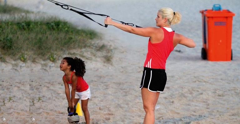 Samara Felippo faz exercícios funcionais na praia da Barra no Rio - Marcos Ferreira/ Photo Rio News