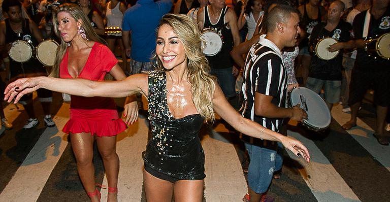 Sabrina Sato cai no samba em ensaio da Gaviões da Fiel para o Carnaval - Amauri Nehn/Photo Rio News