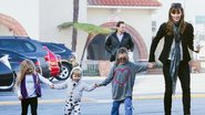 Jennifer Garner passeia com os três filhos na Califórnia - AKM-GSI/AKM-GSI