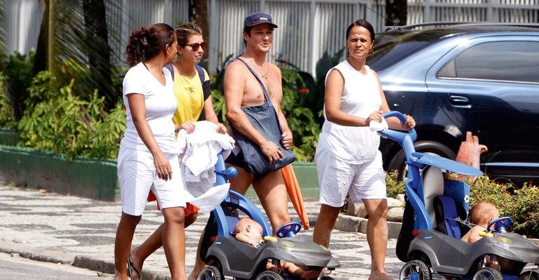 Marcelo Serrado aproveita momento de lazer com a esposa e os gêmeos - Gil Rodrigues/ Foto Rio News