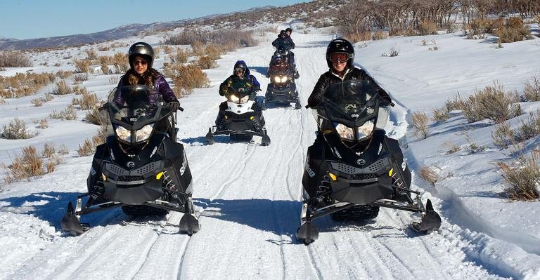 Fernanda Machado e seu noivo andam de snowmobile em Park City - Jaime Borquez