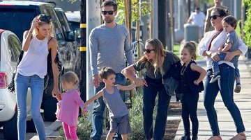 Tobey Maguire almoça com os filhos na Califórnia - AKM-GSI/AKM-GSI