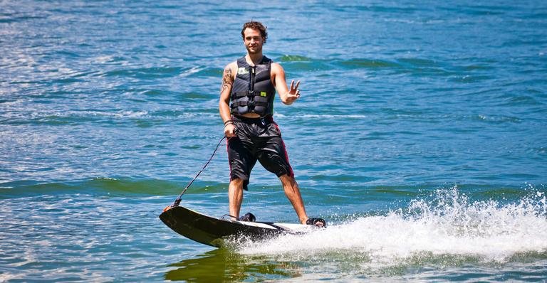 Antonio Ometto faz manobras no mar durante sua estadia na Ilha de Caras - Maira Vieira