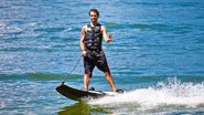 Antonio Ometto faz manobras no mar durante sua estadia na Ilha de Caras - Maira Vieira