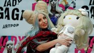 Lady Gaga leiloa boneca e usa look irreverente durante sua visita a Tóquio - Toru Hana/ Reuters