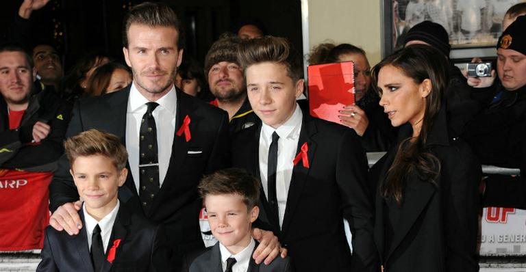 David Beckham ao lado da mulher, Victoria Beckham, e de três dos seus quatro filhos: Brooklyn, Romeo e Cruz - Getty Images