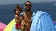 Cauã Reymond curte praia no Rio com a filha, Sofia - Marcos Ferreira / Foto Rio News