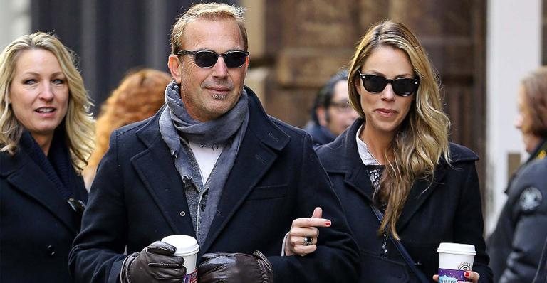 Kevin Costner e Christine passeiam juntos no Soho - AKM-GSI/AKM-GSI