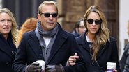 Kevin Costner e Christine passeiam juntos no Soho - AKM-GSI/AKM-GSI