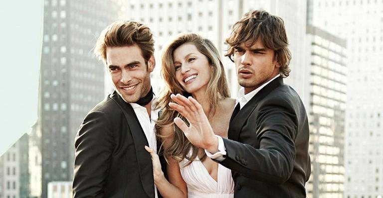 Gisele Bündchen posa para grife com Marlon Teixeira - -