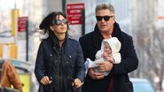 Alec Baldwin e Hilaria passeiam com a filha - AKM-GSI/AKM-GSI