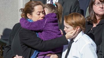 Mimi O’donnell consola filhos Willa e Cooper - Brandan Mcdermid e Keith Bedford/Reuters.